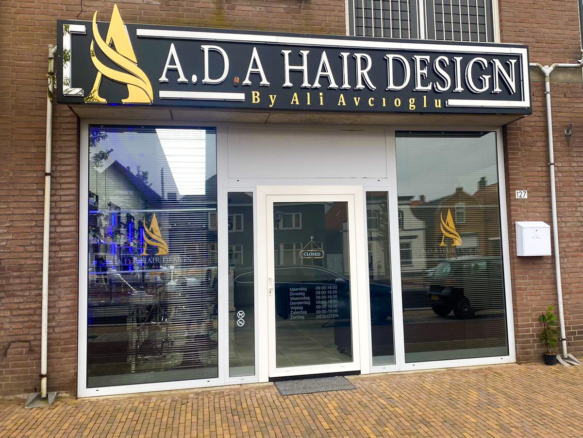 Gevel van A.D.A Hair Design aan de Zuidhaven in Zevenbergen, met het gouden A-vlam logo